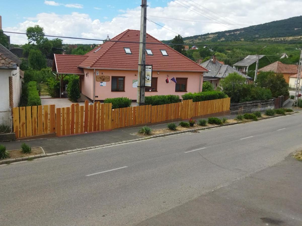 Vár-Liget Vendégház Kisnána Exterior foto