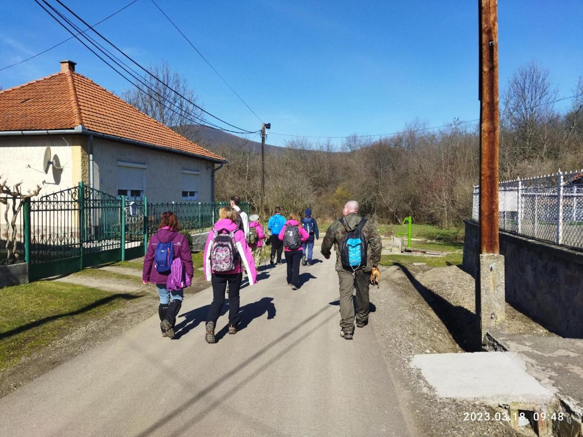 Vár-Liget Vendégház Kisnána Exterior foto